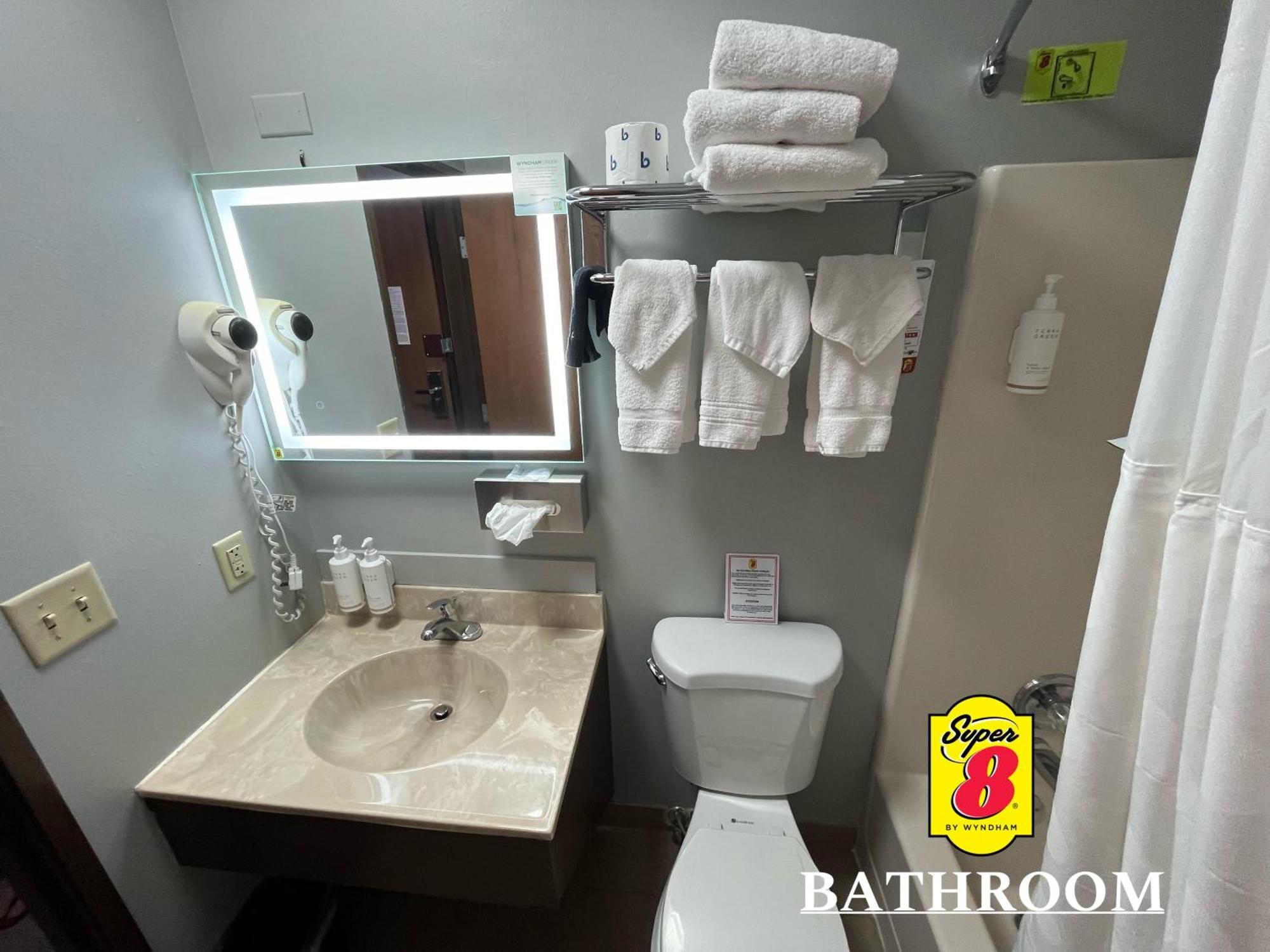 Super 8 By Wyndham Emporia Motel Dış mekan fotoğraf